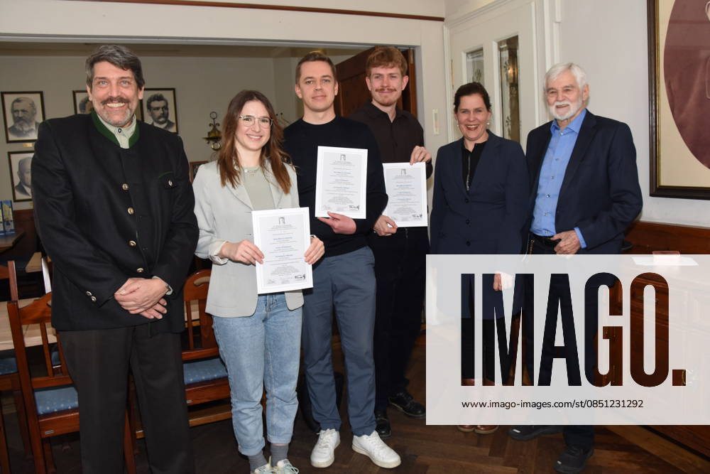 Thomas Walz 1. Vorsitzender Verein Muenchner Sportjournalisten 2.Preis Luisa Griesbaum Journalismus Studentin fuer Der Perfekte Wurf macht Sicher Bericht in Sueddeutscher Zeitung 1.Preis Nico-Marius Schmitz Sportjournalist Kicken hinter Gittern Bericht im Muenchner Merkur 3,Preis Christoph Meltzer Sportjournalist Verena Dietl Buergermeisterin Hans Eiberle Stegmann Preis Organisator Muenchen 20.03.2026 Weisses Braeuhaus im Tal Verleihung des Helmut-Stegmann-Nachwuchs-Foerderpreises fuer Sportjournalismus. Mit dem vom Verein Muenchner Sportjournalisten verliehenen Preis werden jungeJournalist -nnen ausgezeichnet, die sich durch besondere Leistungen in der Muenchner Sportberichterstattung hervorgetan haben. Foto Muenchen