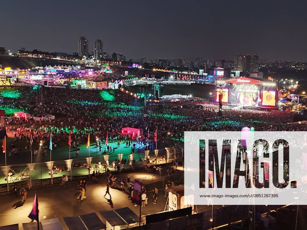 Lollapalooza movement Sao Paulo (SP), March 20, 2026 - Culture Shows Festival - Crowd movement around the stages and lounge in the late afternoon of the first day of the Lollapalooza festival at the Interlagos racetrack in the southern zone of Sao Paulo. This Friday, March 20, 2026 (Foto: Leandro Chemalle Thenews2 imago images) Lollapalooza movement