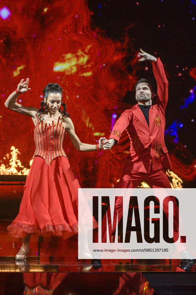 Nadja Benaissa mit Vadim Garbuzov in der dritten Live-Show der 19. Staffel der RTL-Tanzshow Let s Dance im MMC Coloneum. Köln