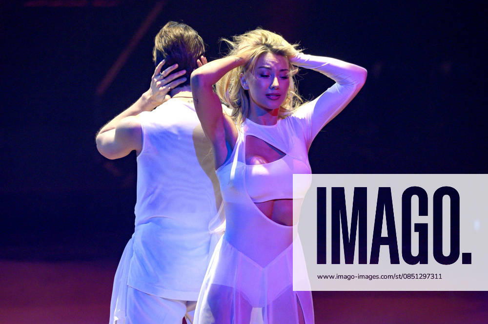 Anna-Carina Woitschack mit Evgeny Vinokurov in der dritten Live-Show der 19. Staffel der RTL-Tanzshow Let s Dance im MMC Coloneum. Köln
