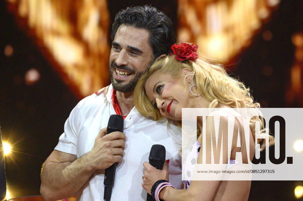 Jan Kittmann mit Kathrin Menzinger in der dritten Live-Show der 19. Staffel der RTL-Tanzshow Let s Dance im MMC Coloneum. Köln