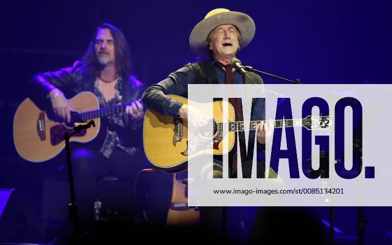 Marius Mueller Westernhagen MTV Unplugged Tour Saenger Marius Mueller Westernhagen und Bassist Jack Daley beim Konzert der MTV Unplugged Tour von Marius Mueller Westernhagen in der Mercedes-Benz-Arena in Berlin am 24.08.2018 Berlin Berlin Deutschland Mercedes Benz Arena