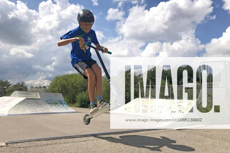 Junge,Kind (11 Jahre alt) faehrt auf einem Stunt Scooter in eine Skatepark,Skaterbahn,