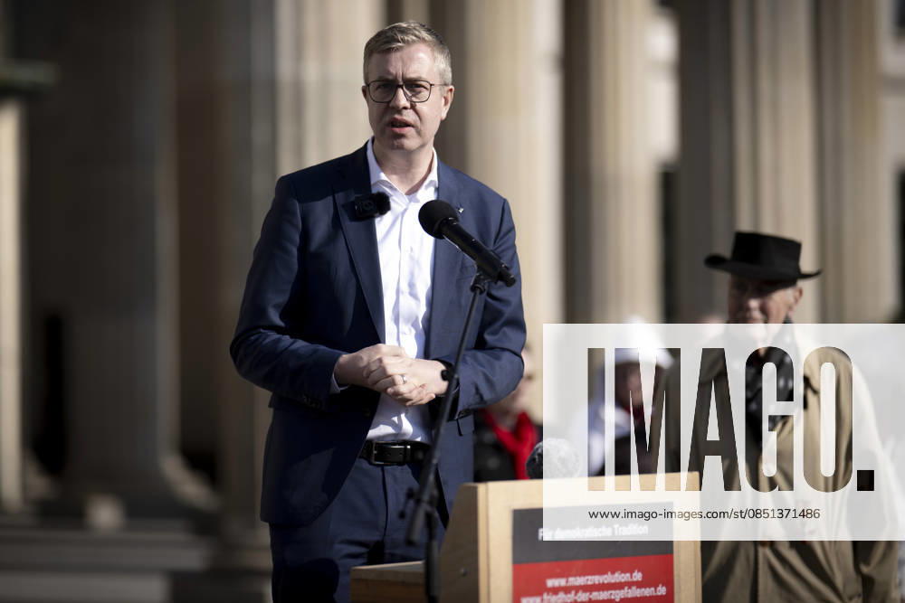 Gedenken 18. Maerz DEU, Deutschland, Germany, Berlin, 18.03.2026 Rede von Stefan Evers , Bürgermeister und Senator für Finanzen in Berlin am Platz des 18. Maerz auf der Kundgebung zum Gedenken an die Opfer der Maerzrevolution am 18 . März 1848 unter dem Motto Heraus zum 18. März vor dem Brandenburger Tor am Pariser Platz Berlin Deutschland Gedenktag Märzrevolution März en: Speech by Stefan Evers, Mayor and Senator for Finance in Berlin at the Platz of the 18 März to commemorate the victims of the March Revolution on 18 March 1848 in front of the Brandenburg Gate at Pariser Platz in Berlin Germany