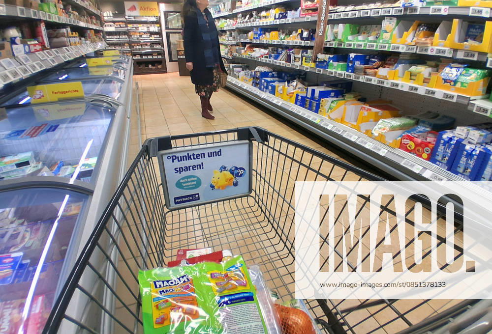Netto-Einkauf zu Zeiten von Inflation und Konjunktur. Netto-Einkauf in einem Supermarkt oder Discounter