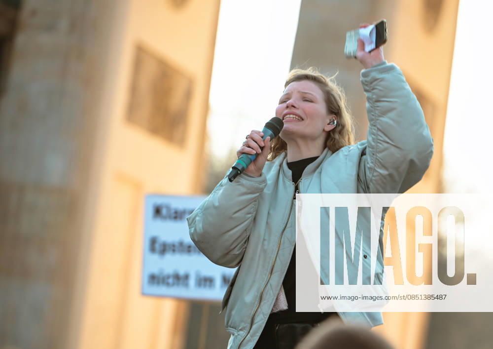 Demonstration, Gegen sexualisierte digitale Gewalt Solidarität mit allen Opfern v.l. Ein Plakat mit der Aufschrift Tatort meine Kindheit bei der Demonstration in Berlin. Berlin