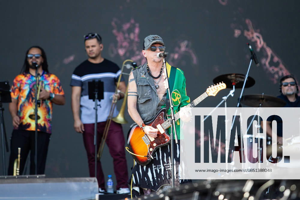 SaO PAULO, SP - 22.03.2026: LOLLAPALOOZA BRASIL 2026 - Show by the Pernambuco band Mundo Livre S A on the afternoon of this Sunday (22), the last day of the Lollapalooza festival, held at the Interlagos racetrack in Sao Paulo, SP. x2910012x RodileixMorais