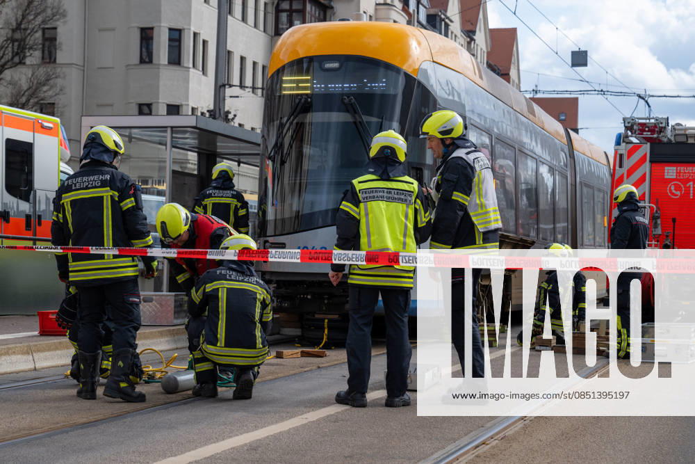 Leipzig - Feuerwehr muss Straßenbahn anheben: Passant unter Tram eingeklemmt, verletzt 11.03.2026 gegen 13.10 Uhr Leipzig Reudnitz-Thonberg, Prager Straße (Haltestelle Alte Messe ) Zu einem Unfall kam es am Mittwochmittag an der Haltestelle Alte Messe im Leipziger Südosten. Nach ersten Angaben der Feuerwehr wurde gegen 13.10 Uhr ein Mann zwischen der Haltestelle und der Straßenbahn der LVB eingeklemmt. Daraufhin rückte die Feuerwehr an und musste die Straßenbahn anheben, um den Fuß darunter zu befreien. Mit hydraulischem Gerät gelang dies. Der Mann wurde vom Rettungsdienst vor Ort medizinisch betreut und anschließend mit schweren Verletzungen in ein Krankenhaus gebracht. In der Bahn wurde niemand verletzt. Die Polizei hat die E