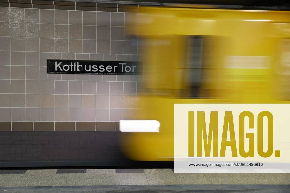 Eine U-Bahn U8 fährt ab am Bahnhof Kottbusser Tor. Deutschland Berlin Berlin