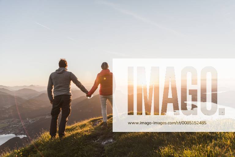 Austria, Salzkammergut, Couple standing on mountain summit, enjoying the view model released Symbolfoto UUF11048