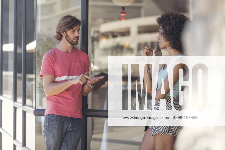Couple discussing in the street model released Symbolfoto property released ZEF14193