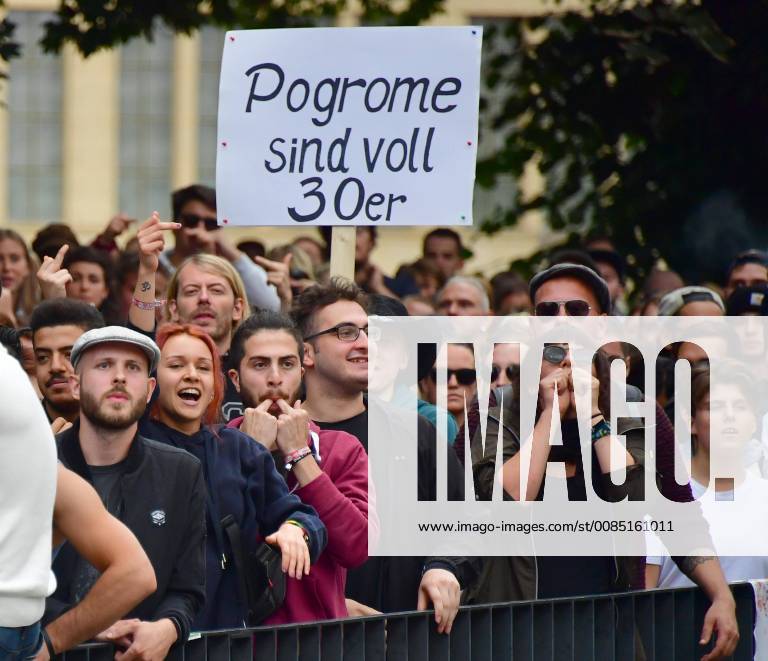 Nach der Eskalation in der Nacht zum Sonntag (26.08.2018) zwischen mehreren Personen unterschiedlicher Nationalitaeten am Rande des Chemnitzer Stadtfestes, bei dem ein 35-Jaehriger getoetet wurde, hat das Buendnis Chemnitz Nazifrei zu einer Demonstration am Montagabend (27.08.2018) aufgerufen. Das Buendnis protestiert gegen rechte Vereinnahmung des Toetungsdeliktes. Demo gegen Rechtsextremisten in Chemnitz