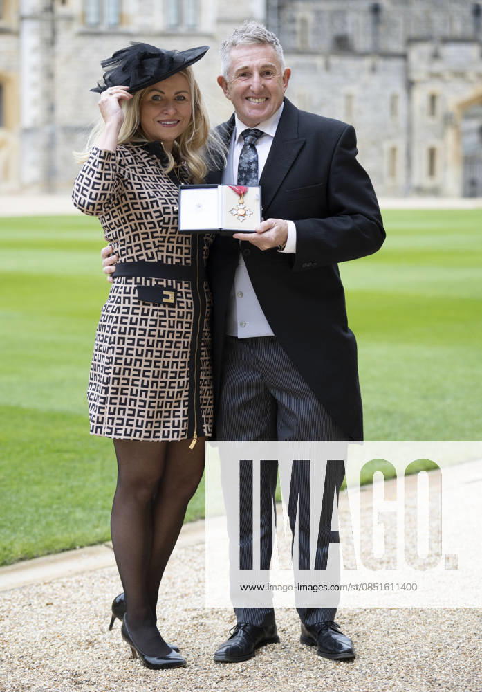. 24 03 2026. Windsor , United Kingdom. Former Welsh Rugby player Jonathan Davis and his wife Jay with his CBE after an Investiture at Windsor Castle, United Kingdom. xStephenxLockx xi-Imagesx IIM-26659-0003