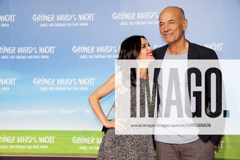 Heiner Lauterbach mit Gattin Viktoria Lauterbach bei der Premiere des Kinofilms Grüner wird s nicht, sagte der Gärtner und flog davon im Filmtheater Sendlinger Tor. München