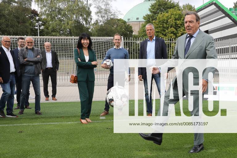 Hannover, Altkanzler Gerhard Schröder (74) mit Ehefrau Soyeon Kim zu Besuch an der Hannover 96-Sportakademie,