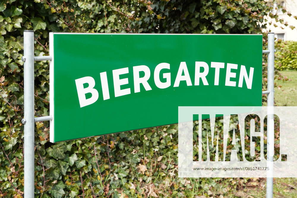 Biergartensaison, grünes Schild mit der Aufschrift Biergarten, Bierausschank im Freien, Jugendschutzgesetz