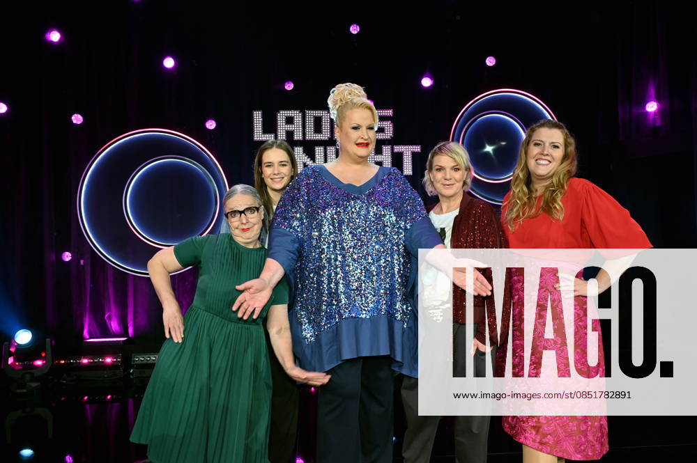 Rosemie Warth, l-r, Josepha Walter, Daphne de Luxe, Mirja Boes und Franziska Wanninger zu Gast bei der ARD Show Ladies Night die einzige Comedy- und Kabarettshow mit rein weiblicher Besetzung im deutschsprachigen Fernsehen. Sendetermin 25.04.2025 das Erste :