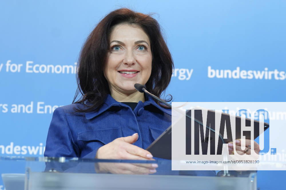 Katherina Reiche, Bundesministerin fuer Wirtschaft und Energie im Portrait mit Gestik und Handgeste bei der Pressekonferenz zur Vorstellung der Chemieagenda im Bundesministerium fuer Wirtschaft und Energie, Berlin