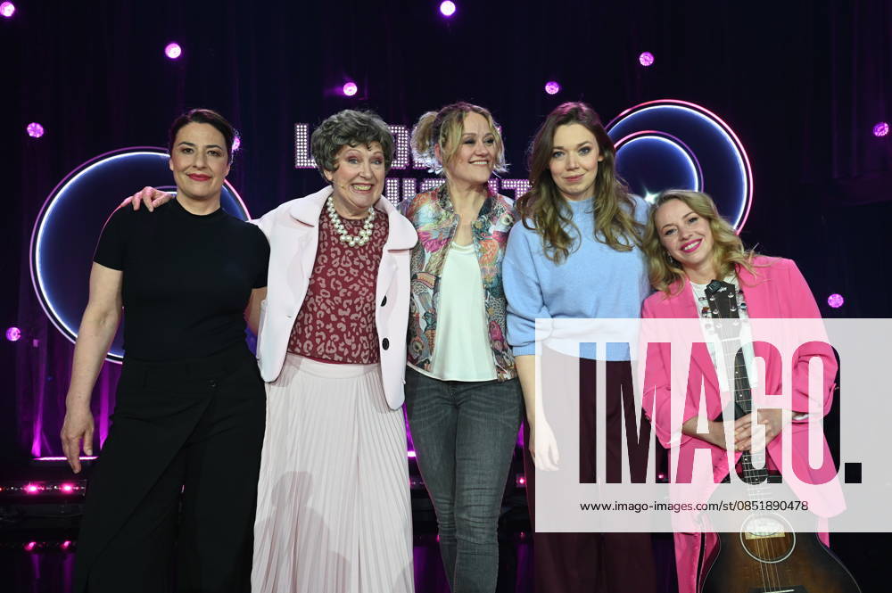 Eva Eiselt, l-r, Lioba Albus, Lisa Feller, Victoria Abelmann Brockmann und Miss Allie zu Gast bei der ARD Show Ladies Night die einzige Comedy- und Kabarettshow mit rein weiblicher Besetzung im deutschsprachigen Fernsehen: Sendetermin 18.04.2026 Das Erste.