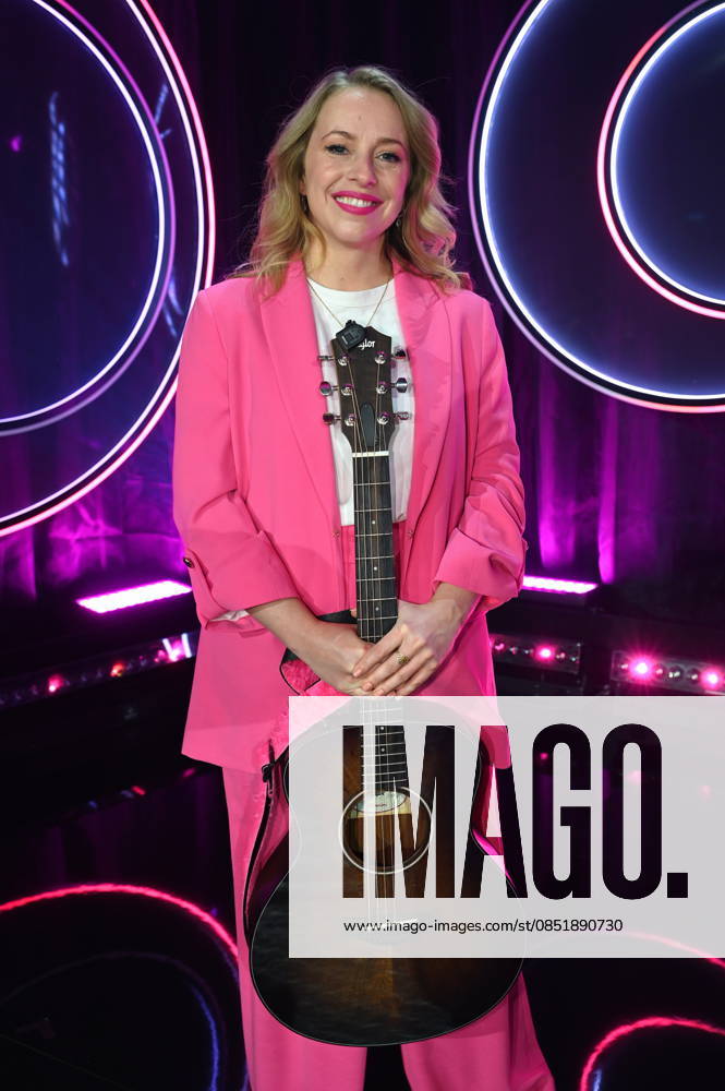 Liedermacherin und Singer-Songwriterin Miss Alllie ( Elisa Hantsch ) zu Gast bei der ARD Show Ladies Night die einzige Comedy- und Kabarettshow mit rein weiblicher Besetzung im deutschsprachigen Fernsehen: