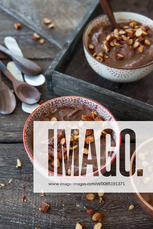Leckerer Schokoladen Pudding mit Mandeln und Karamelsauce - Chocolate pudding with roasted almonds