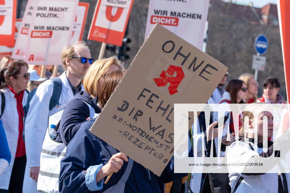 Unter dem Motto Uns gibt s nicht zum Niulltarif protestieren in Berliner mehrere tausend Apotheker. Die Apotheken fordern höhere Honorare und befürchten ein unzureichenden Medikamentenversorgung, wenn die derzeitige Schließungswelle weiter anhält. Under the slogan We won t work for free, several thousand pharmacists are protesting in Berlin. The pharmacies are demanding higher fees and fear that the supply of medications will be insufficient if the current wave of closures continues. Apotheken-Protest in Berlin und Brandenburg