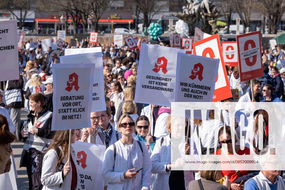 Unter dem Motto Uns gibt s nicht zum Niulltarif protestieren in Berliner mehrere tausend Apotheker. Die Apotheken fordern höhere Honorare und befürchten ein unzureichenden Medikamentenversorgung, wenn die derzeitige Schließungswelle weiter anhält. Under the slogan We won t work for free, several thousand pharmacists are protesting in Berlin. The pharmacies are demanding higher fees and fear that the supply of medications will be insufficient if the current wave of closures continues. Apotheken-Protest in Berlin und Brandenburg