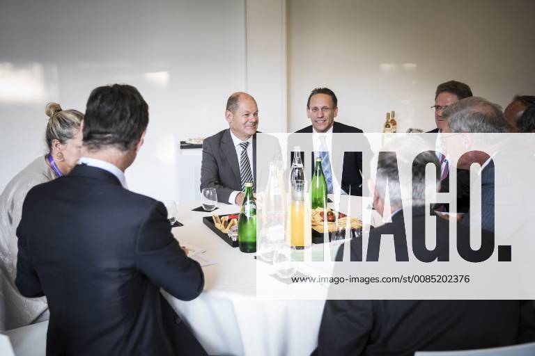 Bundesfinanzminister Olaf Scholz (3L), SPD, trifft sich mit CEO s von Banken in Frankreich in Paris, 29.08.2018. Paris France