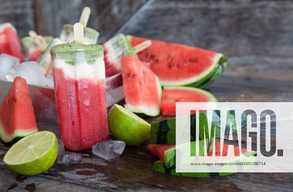 Eis am Stiel mit Joghurt und frischen Früchten - Homemade frozen popsicles