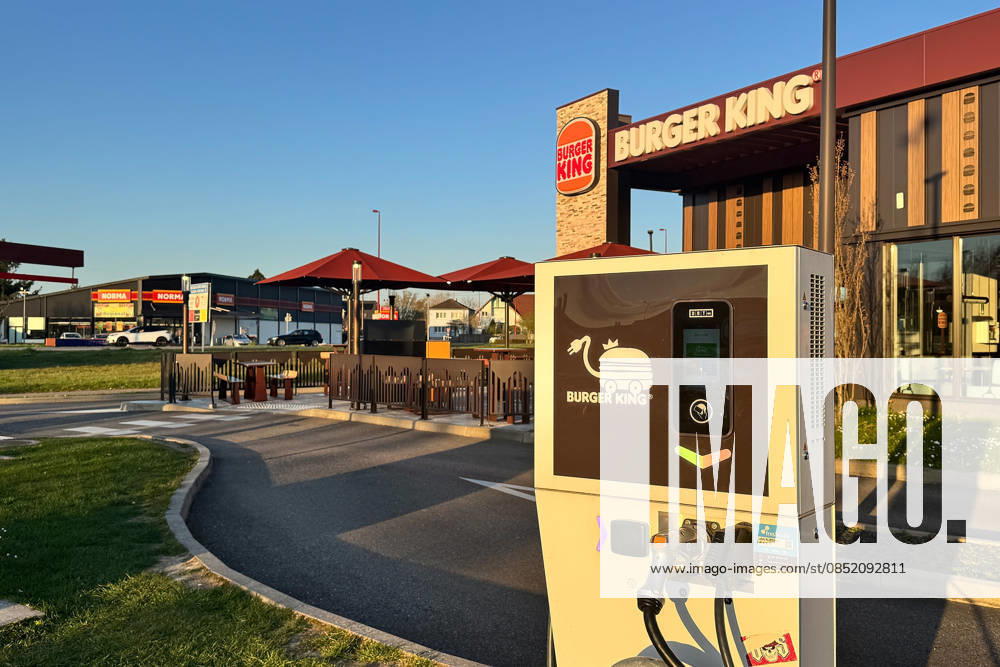 Wirtschaft, Restaurant Burger King emwirt emonline, v.l. Fastfood Lokal Burgerladen Restaurant Burger King in Soufflenheim Logo Symbol Symbolfoto, Symbolbild Brand Marke E-Auto Ladesäule Elektro Auto laden Soufflenheim