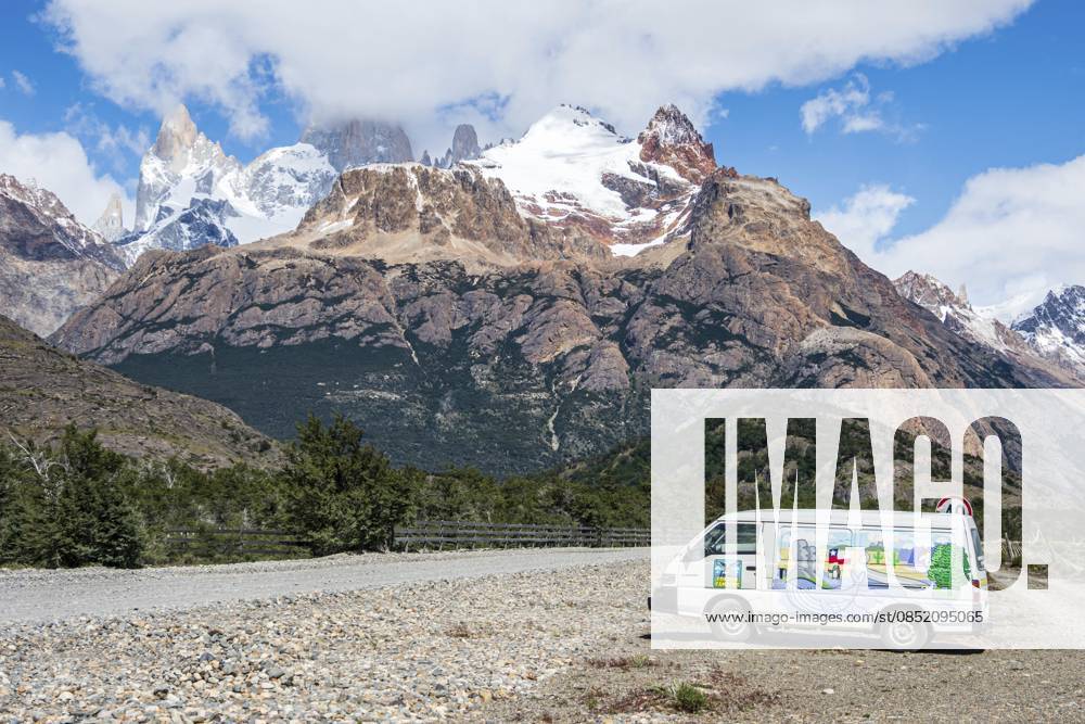 Bemaltes Wohnmobil vor der Cerro Torre Bergkette, Straße El Chalten Lago del Desierto, Argentinien Painted camper van in front of Cerro Torre mountain range, road El Chalten - Lago del desierto, Argentina