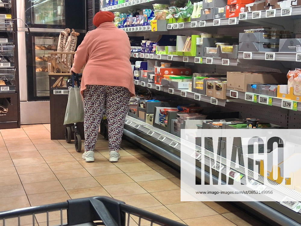 Netto-Einkauf zu Zeiten von Inflation und Konjunktur. Netto-Einkauf in einem Supermarkt oder Discounter