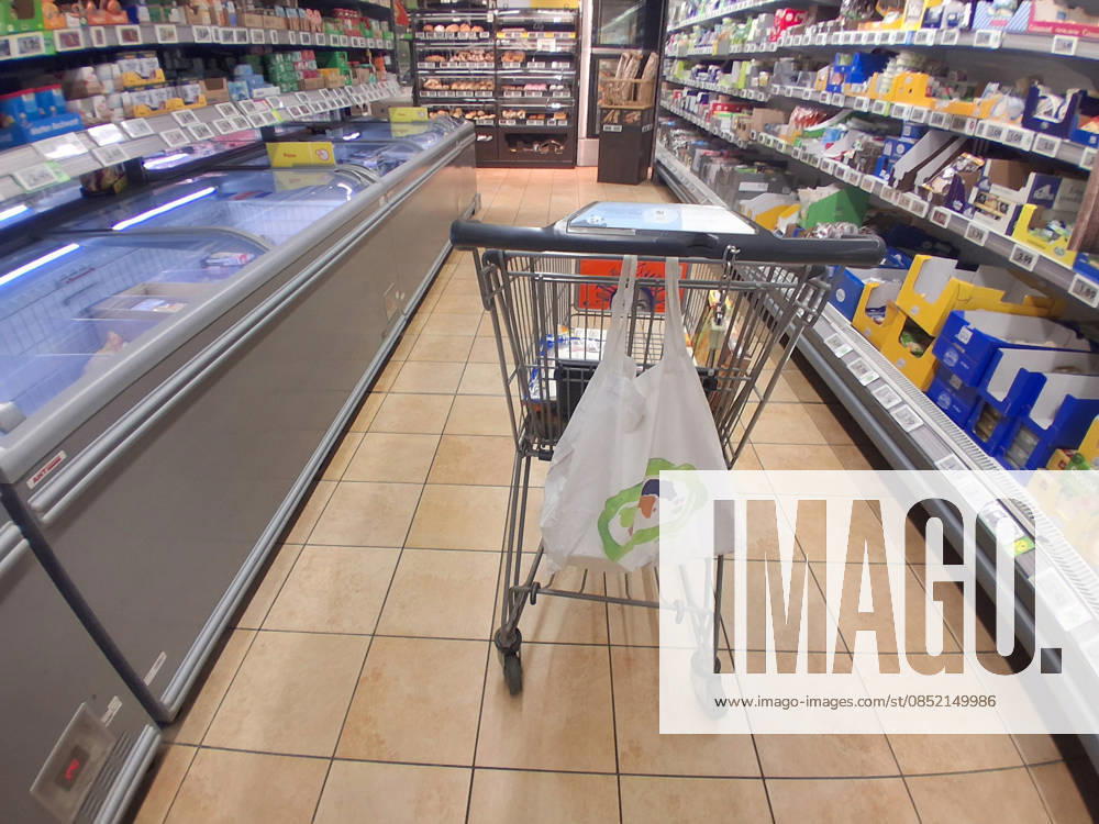 Netto-Einkauf zu Zeiten von Inflation und Konjunktur. Netto-Einkauf in einem Supermarkt oder Discounter
