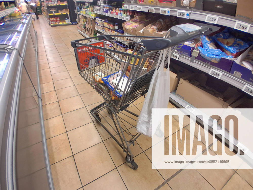 Netto-Einkauf zu Zeiten von Inflation und Konjunktur. Netto-Einkauf in einem Supermarkt oder Discounter