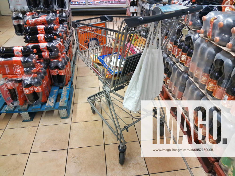 Netto-Einkauf zu Zeiten von Inflation und Konjunktur. Netto-Einkauf in einem Supermarkt oder Discounter