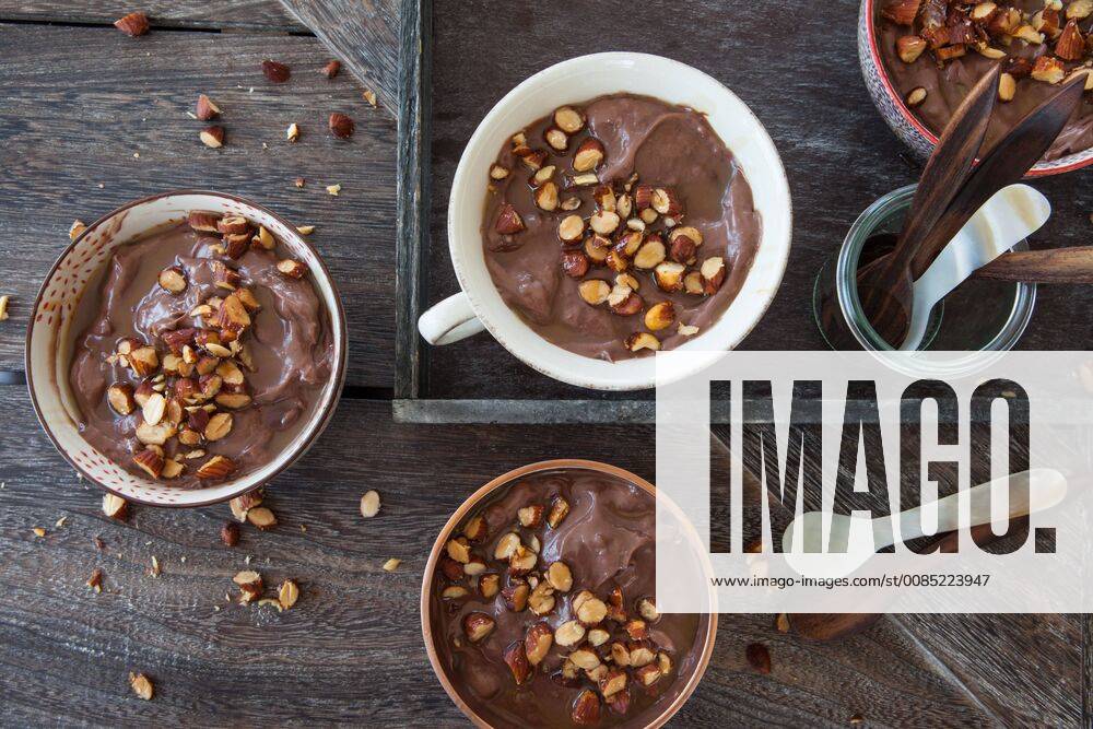 Leckerer Schokoladen Pudding mit Mandeln und Karamelsauce - Chocolate pudding with roasted almonds