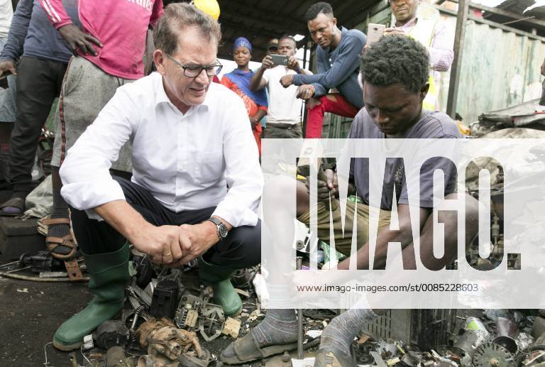 Bundesentwicklungsminister Gerd Mueller, CSU, auf der Elektroschrottdeponie Old Fadama, Agbogbloshie in Accra, Ghana , 30.08.2018. Accra Ghana