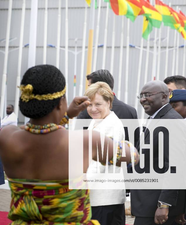 Bundeskanzlerin Angela Merkel, CDU,mit Tänzern bei der Begruessung am Flughafen in Accra, Ghana , 30.08.2018. Accra Ghana