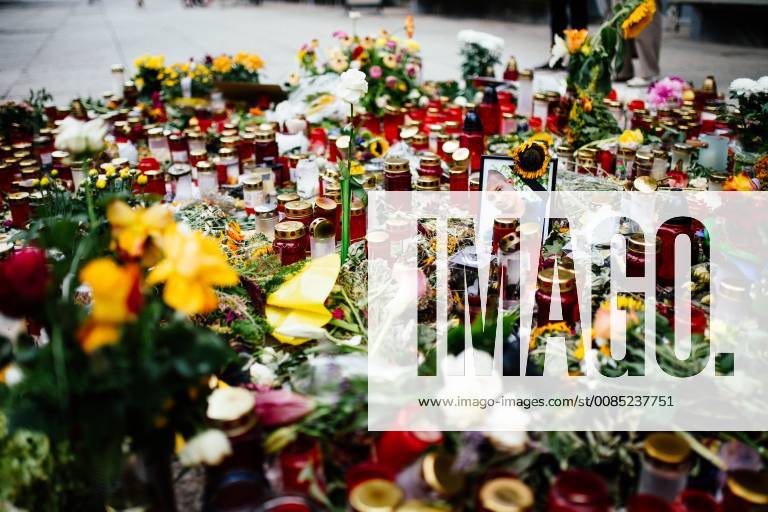 Chemnitz, Gedenken an Daniel H. 30.8.18 - Mahnmal für getöteten Daniel H. in Chemnitz - Blumen und Kerzen erinnern am Tatort an den kürzlich verstorbenen Daniel H., der bei einer Auseinandersetzung mit zwei jungen Männern durch Messerstiche zu Tode kam. Zwischen den Kerzen finden sich auch rechtsextremistische Botschaften.