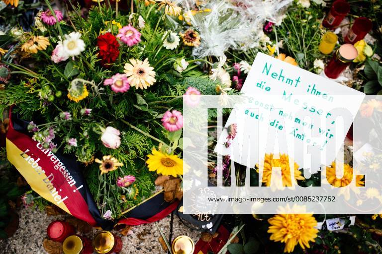 Chemnitz, Gedenken an Daniel H. 30.8.18 - Mahnmal für getöteten Daniel H. in Chemnitz - Blumen und Kerzen erinnern am Tatort an den kürzlich verstorbenen Daniel H., der bei einer Auseinandersetzung mit zwei jungen Männern durch Messerstiche zu Tode kam. Zwischen den Kerzen finden sich auch rechtsextremistische Botschaften.