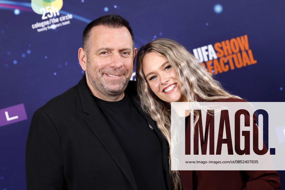 Partyschlagersänger Ikke Hüftgold (Matthias Distel) und seine Freundin Nina Reh kommen zur exklusiven Preview der neuen Staffel der Castingshow DSDS im 25 hours Hotel. Köln, 01.04.2026 NRW Deutschland