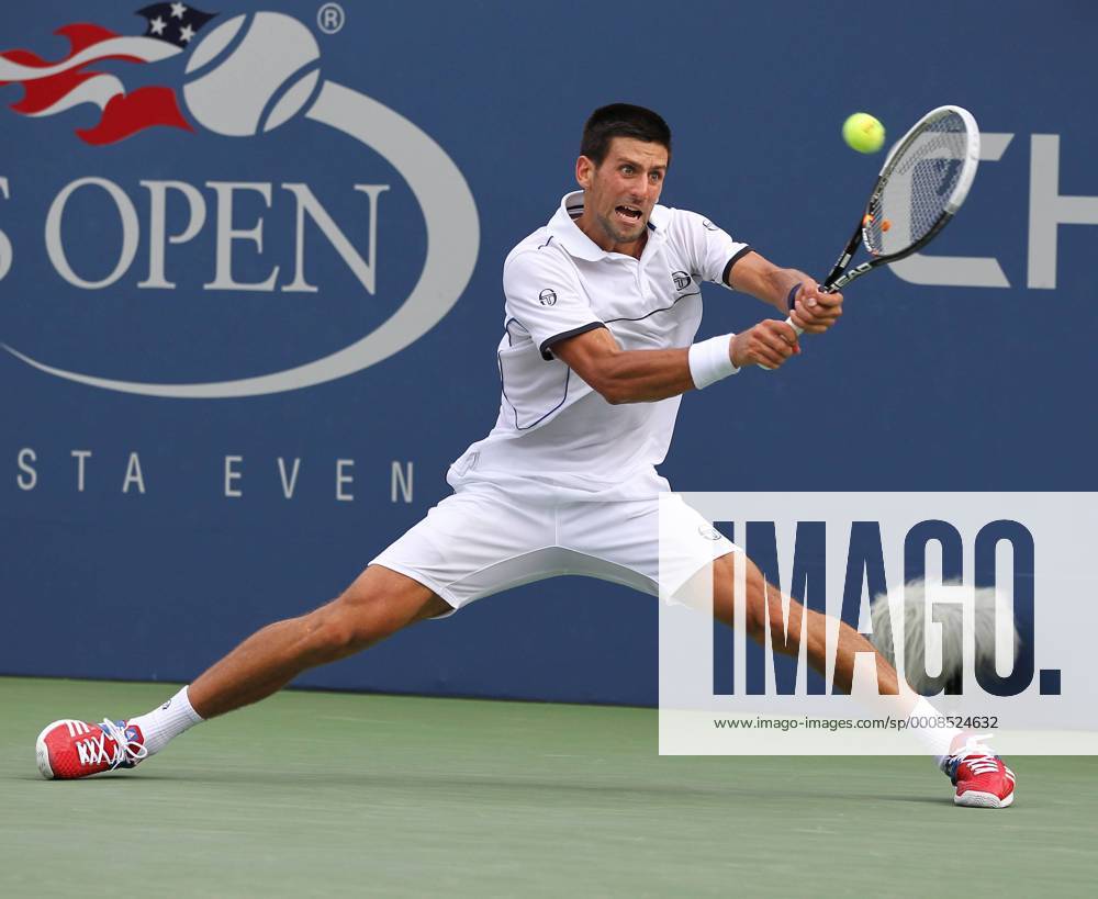 US Open 2011, USTA Billie Jean King National Tennis Center, Flushing Meadows, New York,ITF Grand Slam Tennis Tournament, Novak Djokovic (SRB),,Aktion,Einzelbild, Ganzkörper,Querformat