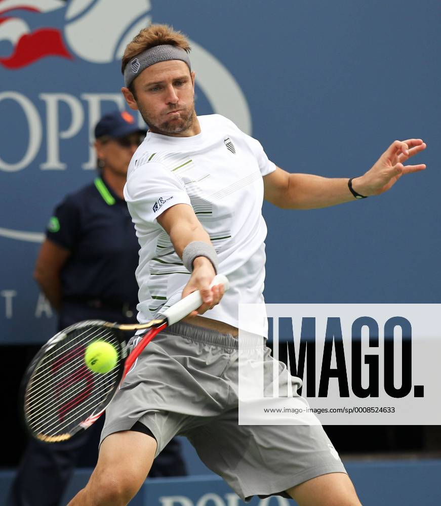 US Open 2011, USTA Billie Jean King National Tennis Center, Flushing Meadows, New York,ITF Grand Slam Tennis Tournament, Mardy Fish (USA),,Aktion,Einzelbild,Halbkörper,Hochformat