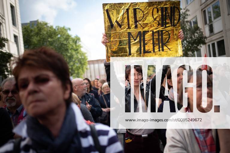 Demonstration Sachsen! Stop den Mob! Mit einer Kundgebung unter dem Motto Sachsen! Stop den Mob! protestieren mehrere hundert Menschen vor der Sächsischen Landesvertretung in Berlin - Mitte gegen die rechtsextremen Ausschreitungen in Chemnitz und, die Fehleinschätzungen der sächsichen Sicherheitsbehörden und die Untätigkeit der sächsischen Landesregierung. Demonstrantin mit Schild: Wir sind mehr. Berlin Berlin Deutschland