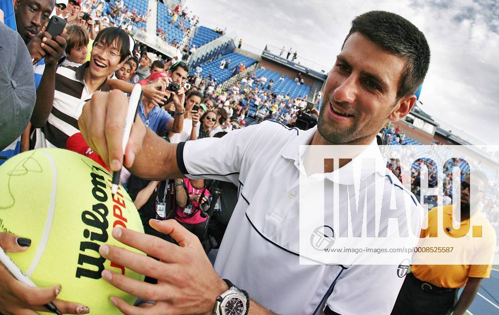 TENNIS - ATP, US Open 2011 NEW YORK CITY,NEW YORK,USA,04.SEP.11 - TENNIS - ATP Tennis Herren World Tour, US Open 2011, Grand Slam, Flushing Meadows. Bild zeigt Novak Djokovic (SRB) und Fans. Keyword: Autogramm.