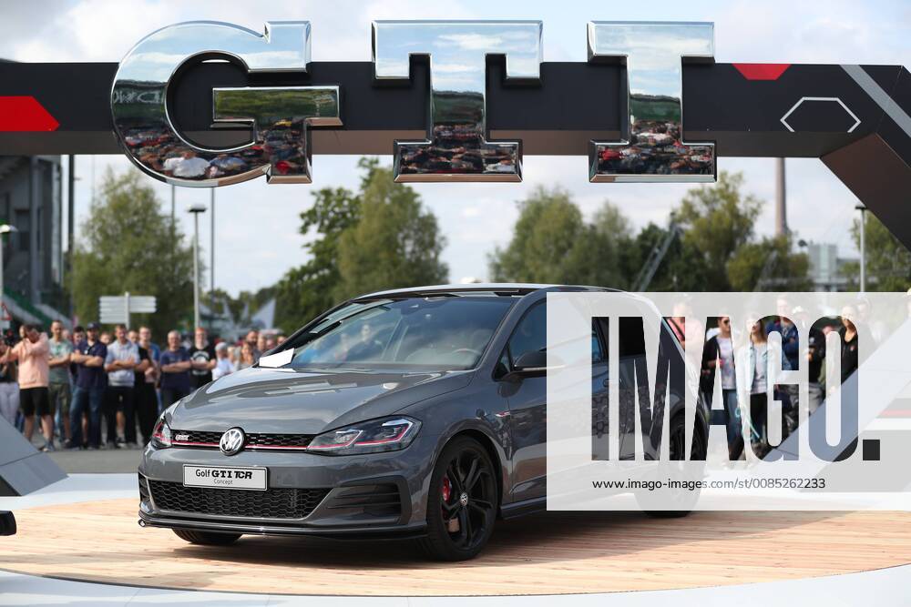 Wolfsburg Niedersachsen Wolfsburg, 01.09.2018, an der Volkswagen Arena, Deutschlandpremiere des Golf GTI TCR Concept1 auf dem GTI Coming Home Wolfsburg 2018 , Hauptbühne mit der offiziellen Begrüßung