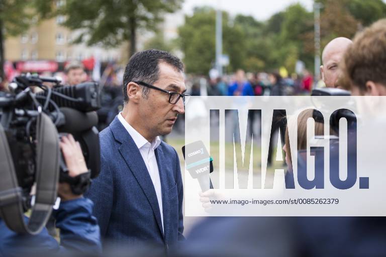 Chemnitz, Saxony, Germany - CEM ODZEMIR on the demonstration Heart instead of hounding Chemnitz Germany - ZUMAg237 20180901_zap_g237_016