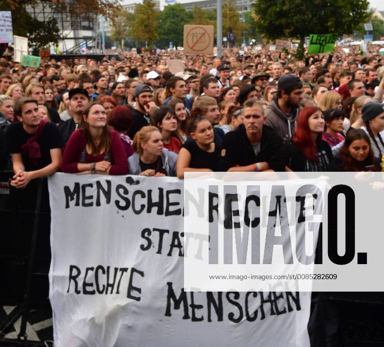 Zu dem Konzert gegen Fremdenfeindlichkeit und Rassismus in Chemnitz sind nach Angaben der Stadtverwaltung am fruehen Montagabend (03.09.18) rund 50.000 Menschen gekommen. Zu der Gratisveranstaltung unter dem Motto Wir sind mehr in der Innenstadt hatten mehrere Bands eingeladen, darunter Die Toten Hosen , Feine Sahne Fischfilet , die Chemnitzer Band Kraftklub , der Rapper Marteria und die Hip-Hop-Band K.I.Z. Das Konzert auf dem Johannisplatz startete am spaeten Nachmittag mit einer Schweigeminute. (Siehe epd-Meldung vom 03.09.18) 50.000 Menschen bei Chemnitzer Konzert gegen Fremdenfeindlichkeit