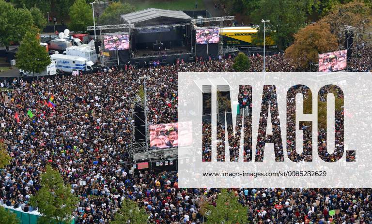 Zu dem Konzert gegen Fremdenfeindlichkeit und Rassismus in Chemnitz sind nach Angaben der Stadtverwaltung am fruehen Montagabend (03.09.18) rund 50.000 Menschen gekommen. Zu der Gratisveranstaltung unter dem Motto Wir sind mehr in der Innenstadt hatten mehrere Bands eingeladen, darunter Die Toten Hosen , Feine Sahne Fischfilet , die Chemnitzer Band Kraftklub , der Rapper Marteria und die Hip-Hop-Band K.I.Z. Das Konzert auf dem Johannisplatz startete am spaeten Nachmittag mit einer Schweigeminute. (Siehe epd-Meldung vom 03.09.18) 50.000 Menschen bei Chemnitzer Konzert gegen Fremdenfeindlichkeit