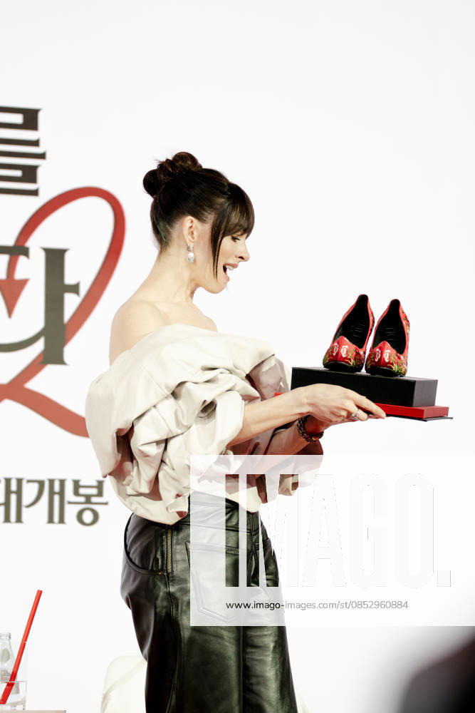 The Devil Wears Prada 2 press conference in Seoul SEOUL, SOUTH KOREA - APRIL 08: Anne Hathaway was surprised by the gift during a press conference for the movie The Devil Wears Prada 2 at the Four Seasons Hotel on April 8, 2026, in Seoul, South Korea. Hwawon Lee Anadolu Seoul South Korea. Editorial use only. Please get in touch for any other usage.